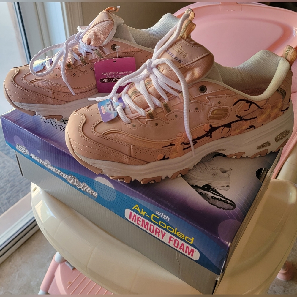 Brand New Soft Blossom Skechers D'Lites Size 8 Women's